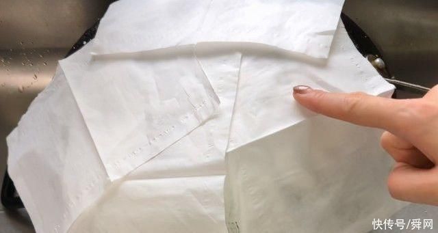 饺子|在锅底贴上几张纸巾有什么用?轻松解决去垢难题，简答实用