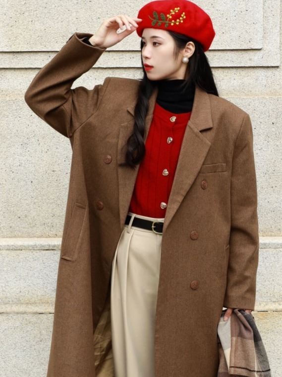 牛角扣|棕色大衣穿腻了?建议尝试叠穿法则,让你美得不一样,高级又洋气