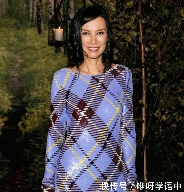 露背礼服 邓文迪罕见换发型,烫微卷发好显年轻,配“露背礼服”哪像52岁!