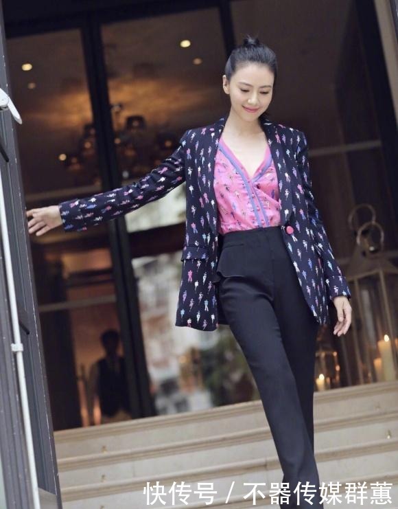 国民女神|白色斗篷西装别致优雅，搭配同系喇叭裤，展现复古式高级气场