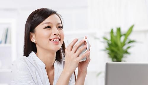 法令纹|女人开始衰老时，面部多半会有3个变化，若没中，恭喜还很年轻