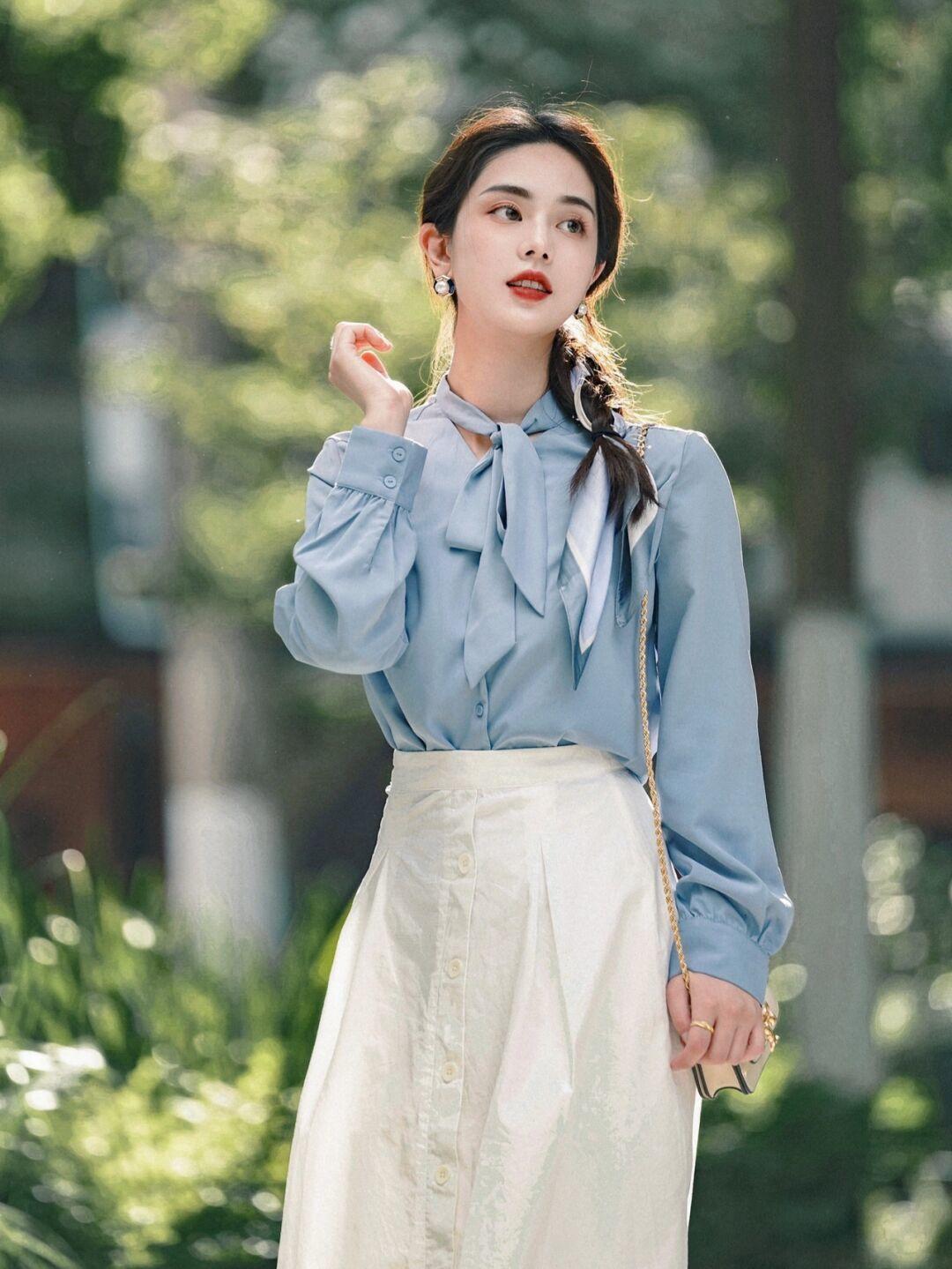 穿搭|秋季会穿“衬衫”更优雅,搭配皮裙干练飒爽,简约知性又显气质