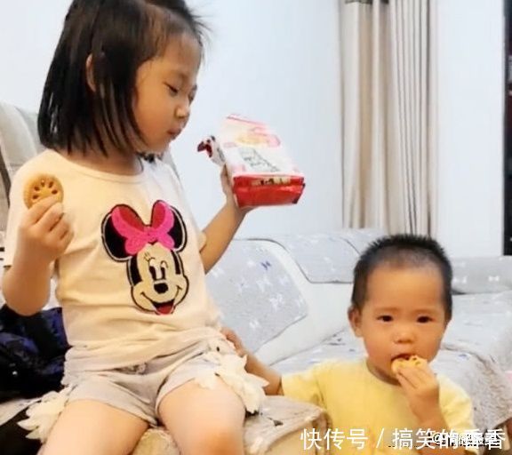 饼干|弟弟哭闹要饼干,姐姐吼一声弟弟立马认怂,网友:教育弟弟要趁早