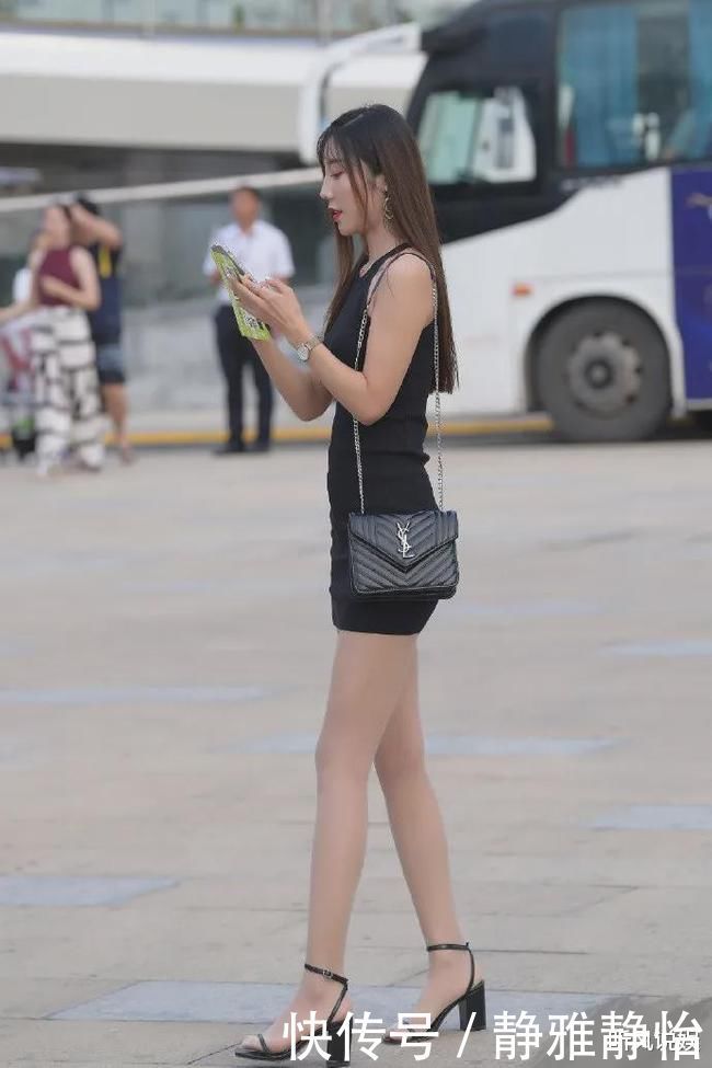 搭配|街拍：一件吊带连衣裙就能使女生的搭配精致化，美感效果也很高