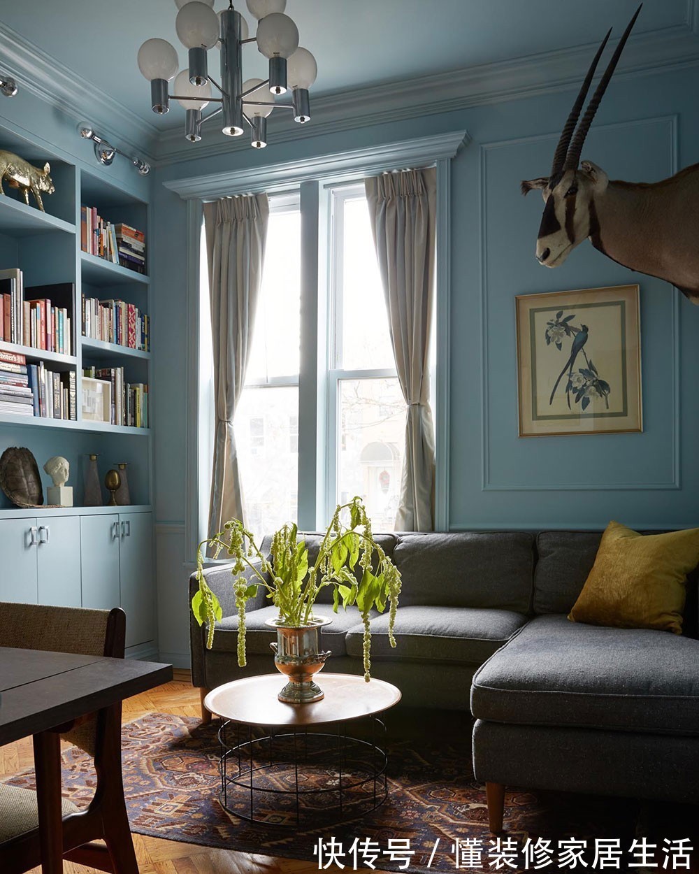 岛台|95㎡老房花5万简单改造下,客厅去电视化加壁龛,做书架也不错