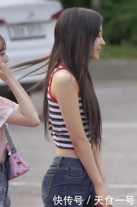 街拍:精致的小姐姐,为何看起来如此迷人?只因为做了这些!