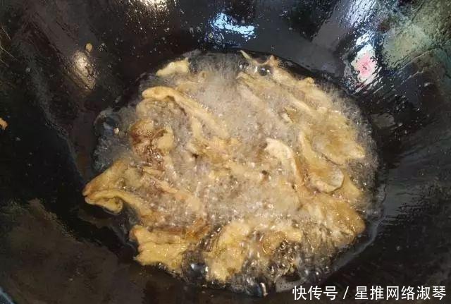 被称为饭店“最脏”的一道菜，酥香干脆，很多人都喜欢吃