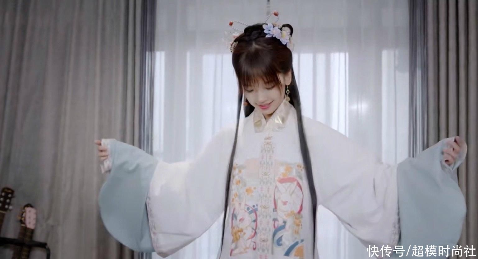 央视主持王冰冰汉服造型惊艳！穿白色刺绣汉服气质清纯，被夸绝美