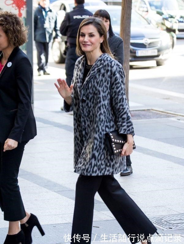 穿搭 降温怎么穿搭西班牙王后抗冻有一套,时尚并不意味着一定露腿!