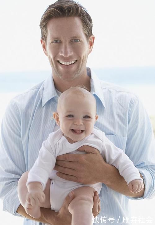 屁股|妈妈抱宝宝姿势不对,易造成脊椎弯曲,这些常见错误可能你也在犯