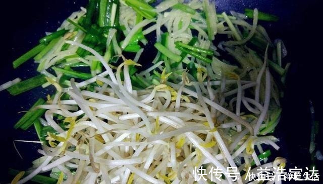 小蛮腰|韭菜和“它”是搭档,一周吃2次,刮油又排便,大肚腩都变平了