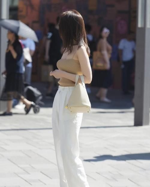 美女 亭亭玉立的瑜伽裤美女,简单个性又舒适,非常惬意