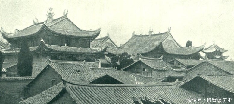 1903年云南昭通老建筑照片，昭通黑神庙、魁星阁与大水井牌坊