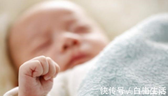 家长|婴儿握着小拳头好不好产科医生到这个月,家长就得帮忙打开了!