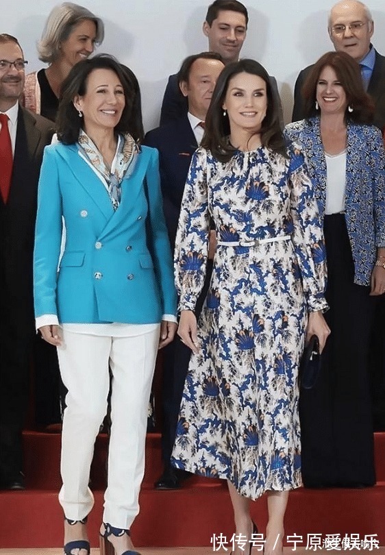 凯特 莱后和凯特同穿蓝色印花裙一个裙子太松垮显胖,另一个活泼娇媚