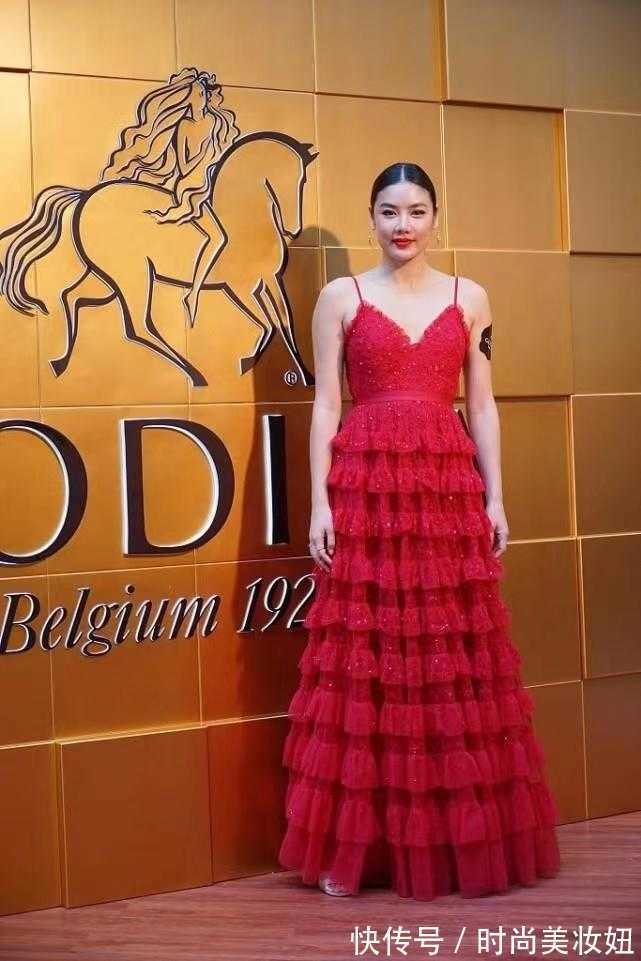 搭配|乐基儿造型太成功,穿红色蛋糕裙显瘦又高级,单靠气质就赢了