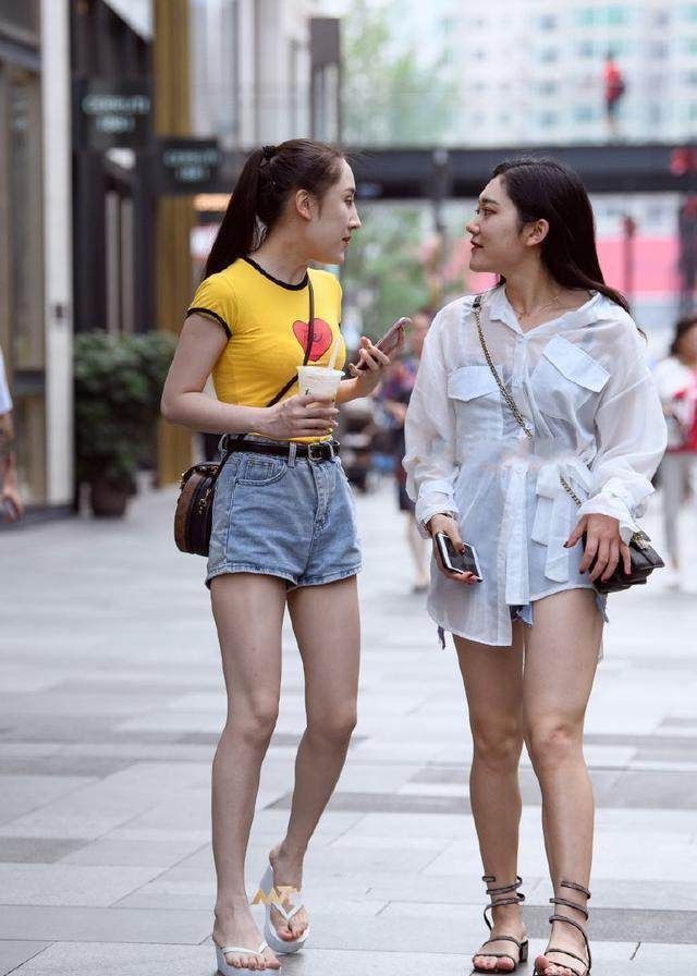 街拍:小姐姐身穿吊带裙,一股名媛淑女风,笑容甜美可爱