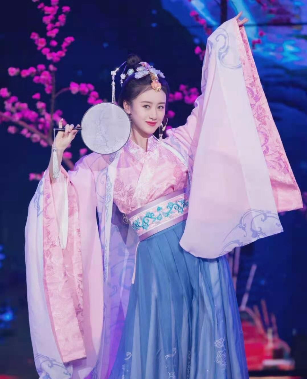 袁冰妍加盟芒果！唱跳俱佳却只能合作，这次能有单独舞台吗？