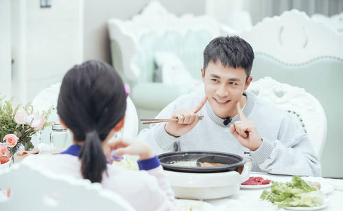 蔡徐坤惊现真人秀《婆婆和妈妈》，出场方式引网友热议