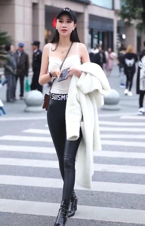 紧身裤|美女穿紧身裤出门秀腿,走在街上是一道靓丽的风景线