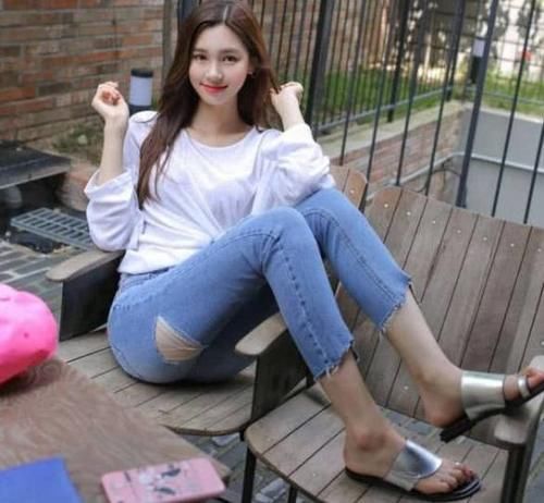 美女|穿紧身牛仔裤的美女，给人一种与众不同的感觉，性感而不妖艳