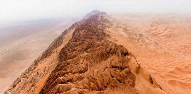 沙漠|我国最大的沙漠中有座大山鲜为人知，山体呈红白两色，还出产玛瑙