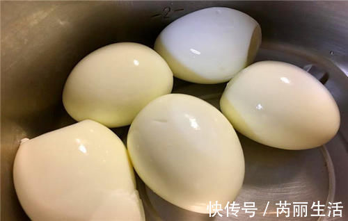 剥鸡蛋有技巧，分享3个小妙招，3秒剥出完整的鸡蛋