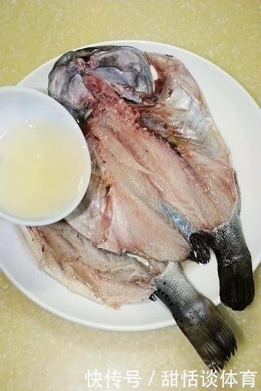 花钱买|想吃烤鱼不用花钱买,在家也能轻松做,不用烤箱好吃入味又健康!