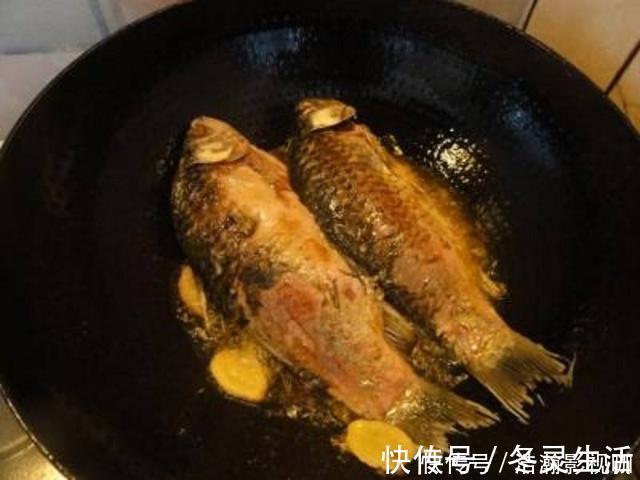 煎鱼别只会用生姜！大厨多加一点它，煎鱼不粘锅，鱼肉红亮入味