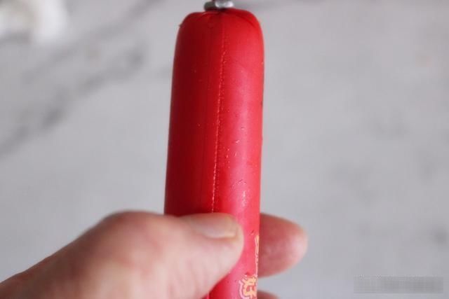 外皮|吃了这么久火腿肠,才知道按一下这地方,外皮一碰就开了,真简单