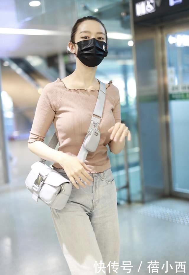 凹凸感|吉娜又穿出了我们想要的“凹凸感”,裸色上衣配牛仔裤,气质高级