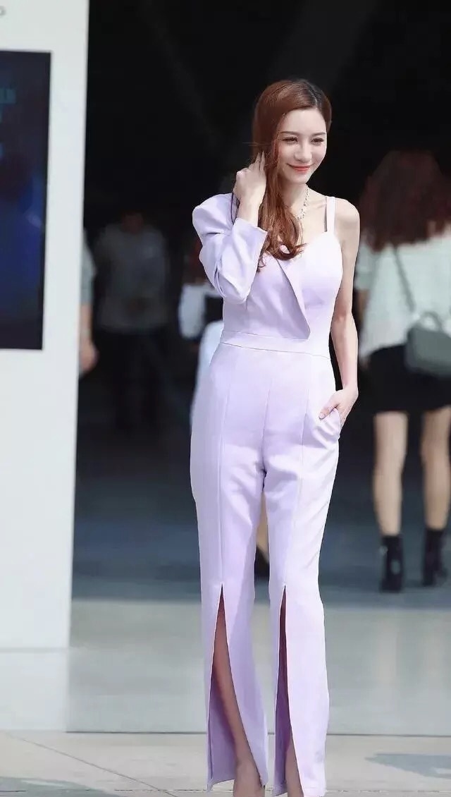 荷叶罗裙一色裁,芙蓉向脸两边开,双拼款吊带连体裤的时髦穿搭