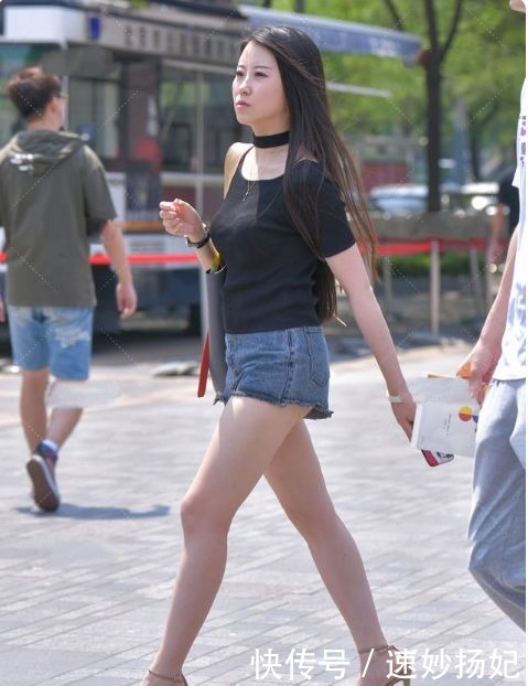 卫衣|浅黑色针织短袖搭配牛仔短裤，青春感不足，更加显瘦