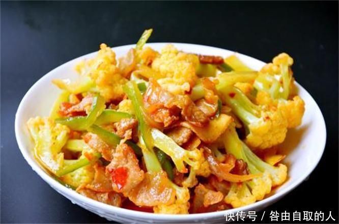 女性不想变老，三种食物不可少，消除皮肤白斑，让头发乌黑发亮