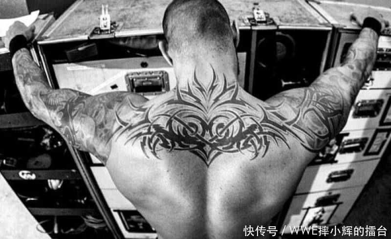 毒蛇变暖男!兰迪感谢死忠粉以他的rko纹身图像为精神支柱!