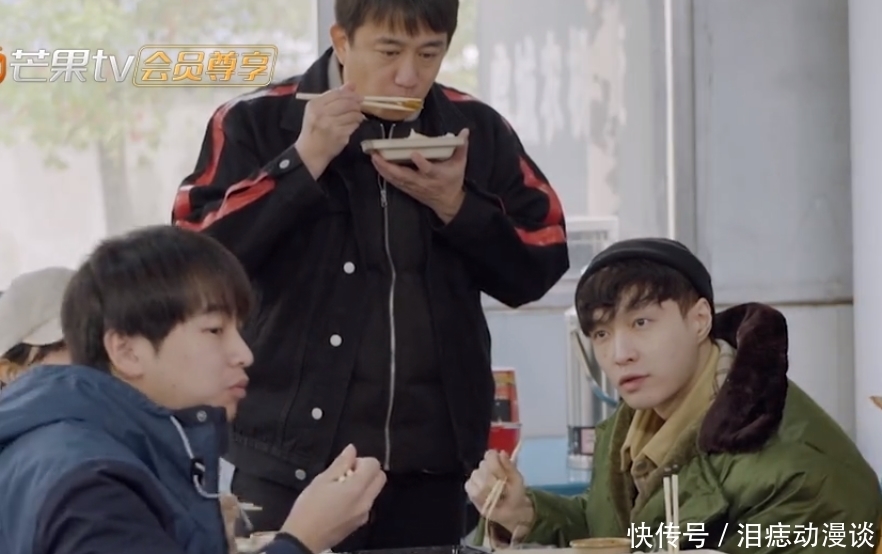 鸡腿 张子枫彭昱畅吃盒饭视频流出,《向往5》美食综艺的遮羞布被扯下