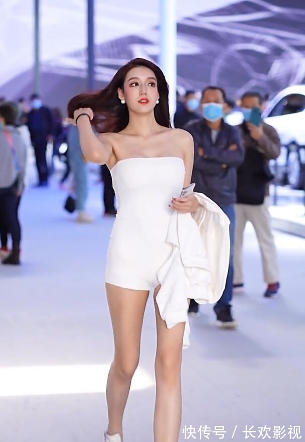 连体衣真紧绷,简洁干净,自然呈现个人魅力