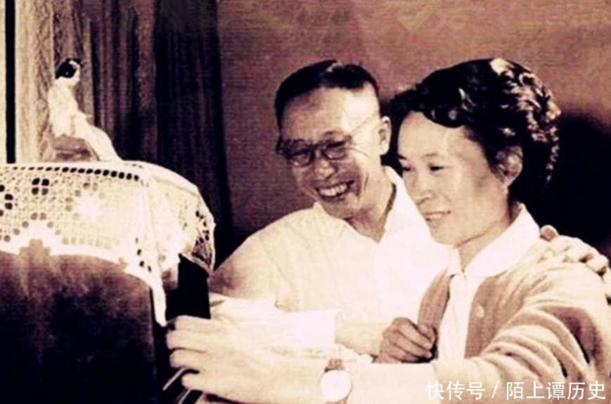 溥仪|历史上过目难忘的瞬间:抱狗的婉容,听收音机的溥仪,演“老生”的孟小冬