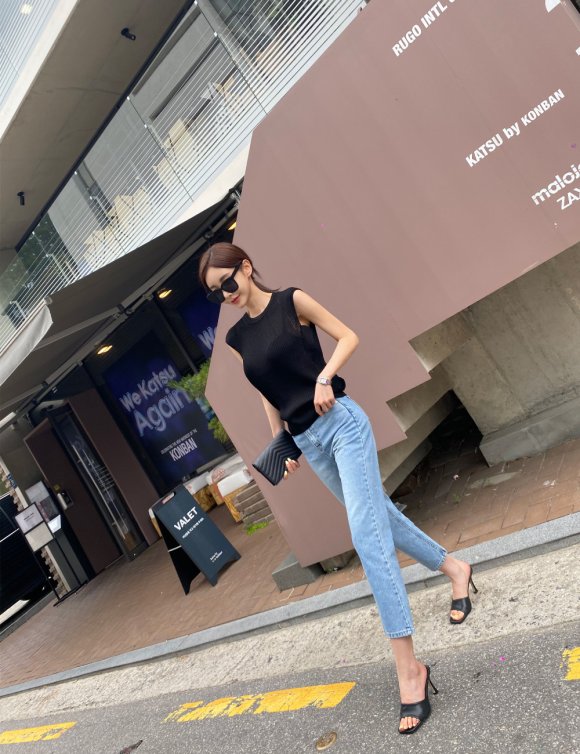 牛仔套装|孙允珠御姐型穿搭成熟撩人，针织套装和牛仔套装，哪款更性感?