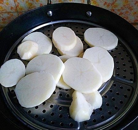 土豆别再炒菜了，教你一个新吃法，这样做，比棒棒鸡还好吃！