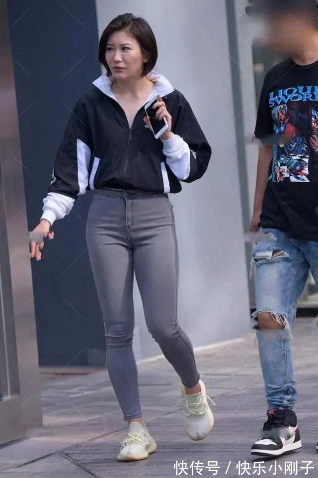 混合 棒球衫搭配牛仔裤,轻松舒适,简单的设计强调时尚感