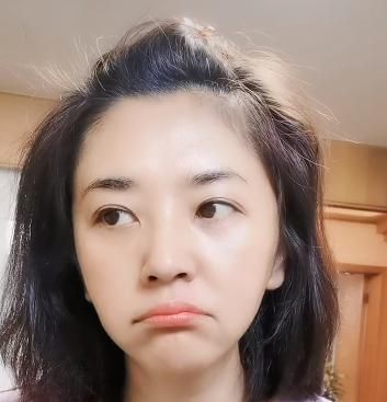 央视主持方琼素颜做饭,苹果头吸睛少女感十足,却被夸灶台真干净