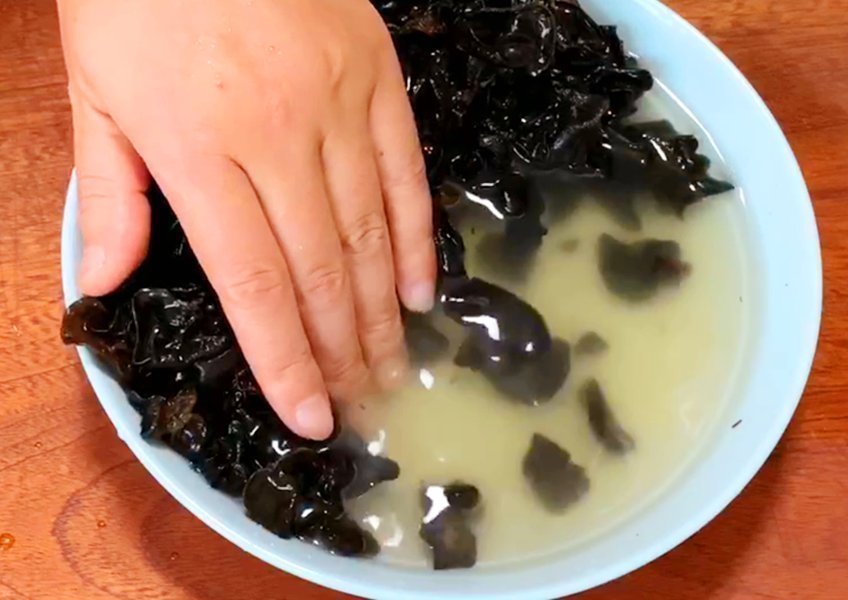 泡木耳|木耳千万不能用清水洗,等于吃虫卵,教你1个妙招,脏东西全跑光