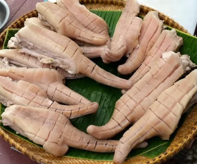 差不多|小吃街的“万人迷”，50一根，一天能卖200根，网友：价格真良心