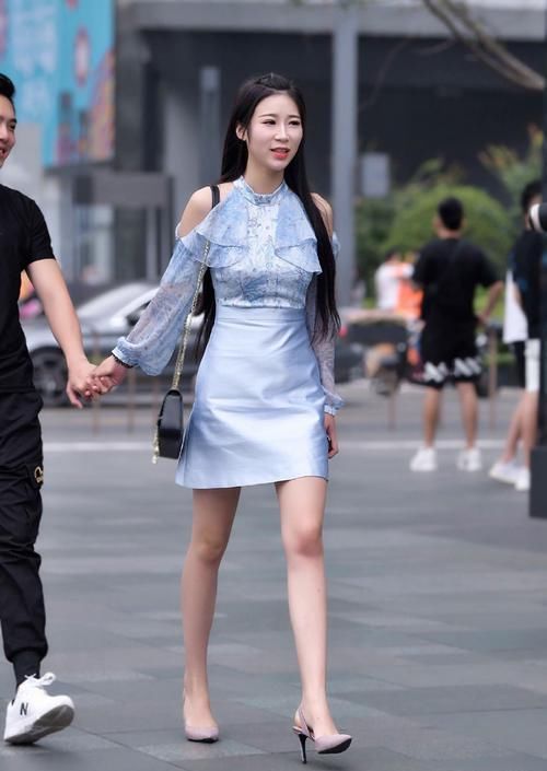 女生们|选择款式雅致的短裙漫步街头，让你轻松迈出优雅的步伐