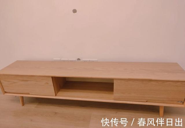 安装|极简原木风装修,不做吊顶和电视墙,全屋铺木地板,温馨又舒适