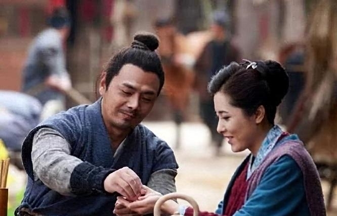 吃完饭|为什么古人吃完饭扔下银子就走,就不怕多给吗,小二也不数银子?