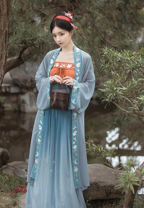 齐胸襦裙#各个朝代的代表性汉服,明制端庄,宋制优雅,你最喜欢哪一种?