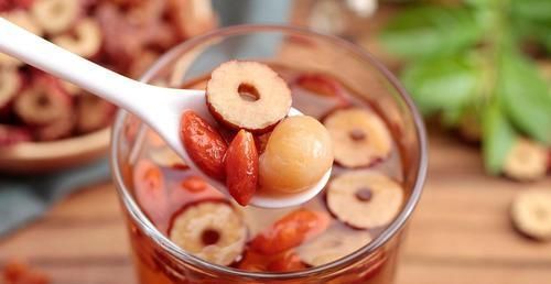 红枣枸杞|女人气血不足别担心,多喝以下几种水,有效帮你补气血!