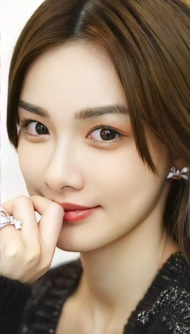 漂亮爱笑大眼睛美女